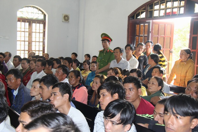 Xét xử vụ nổ súng tại Đắk Nông: Người dân nhận nuôi con cho bị cáo mang tội giết người - 2 Rất nhiều người vượt cả trăm km đến theo dõi phiên tòa