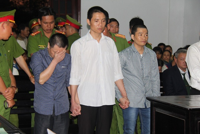 Vụ nổ súng ở Đắk Nông: Tử hình đối tượng trực tiếp nổ súng - 1
Bị cáo Hiến (che mặt) bị tuyên án tử hình.