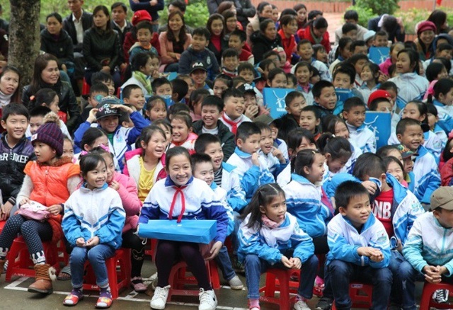 Thanh Hóa: Thêm 418 tủ sách đến với 29 trường học - 1
Học sinh Yên Định tham gia buổi lễ trao Tủ sách Lam Sơn