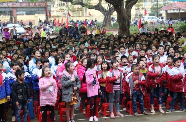 Thanh Hóa: Thêm 418 tủ sách đến với 29 trường học - 2
Học sinh được trải nghiệm nhiều chương trình hấp dẫn tại buổi lễ trao tủ sách.