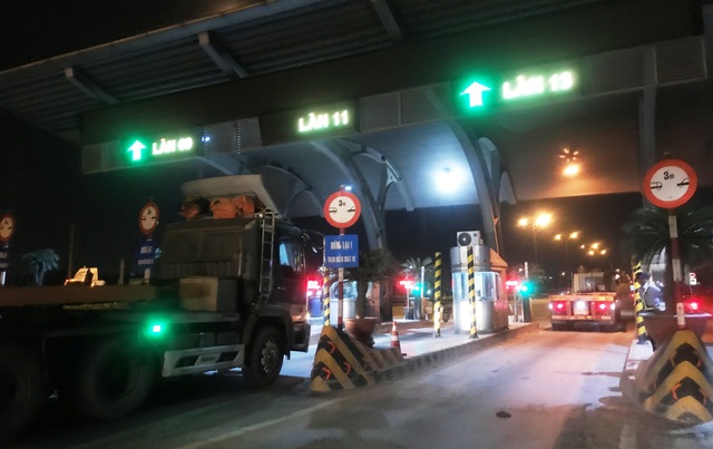 Chính thức dừng thu phí phương tiện qua trạm BOT Xa lộ Hà Nội - 7 Đúng 0h ngày 1/1/2018 trạm thu phí XLHN đồng loạt mở thanh chắn, dừng thu phí.