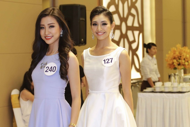 Lần đầu tiên Á hậu Hoa hậu Hoàn vũ được sở hữu vương miện - 4 Thí sinh Nguyễn Phương Hoa cùng Lê Thanh Tú mặc trang phục váy xòe đơn giản nhưng không kém phần xinh đẹp. Cả hai cũng chia sẻ về việc hình ảnh bikini bị chê xấu do thừa cân khiến các cô bị sốc.