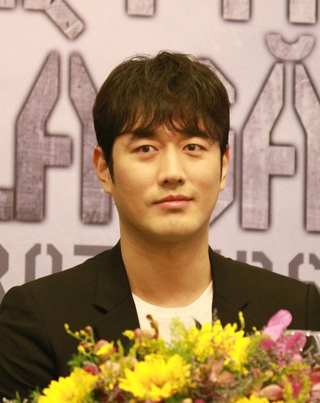 Tài tử Jo Han Sun hé lộ cách vượt qua áp lực ở showbiz Hàn - 4 Nam diễn viên còn chia sẻ, tuy làm việc nhiều năm trong ngành giải trí nhưng anh ít khi bị say nắng bạn diễn.