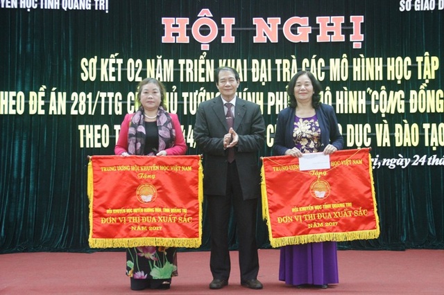 Quảng Trị: Xây dựng phong trào khuyến học, khuyến tài vì một xã hội học tập - 2 Hội Khuyến học tỉnh Quảng Trị và Hội Khuyến học huyện Hướng Hóa nhận cờ thi đua xuất sắc của Trung ương Hội Khuyến học Việt Nam