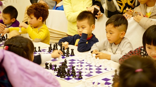 Gần 400 kỳ thủ nhí tham gia giải cờ vua nhanh 2018 - 1 Các kỳ thủ nhí tại đang tranh tài