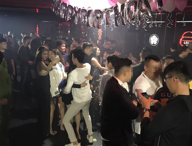 Cảnh sát “đột kích” quán bar trung tâm Sài Gòn, 200 dân chơi nhốn nháo - 3 Cảnh sát “đột kích” quán bar trung tâm Sài Gòn, 200 dân chơi nhốn nháo - 3