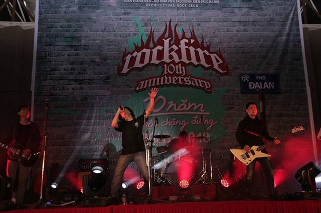 Nữ sinh Hà thành “cháy” cuồng nhiệt với Rock kiến trúc - 1
Ban nhạc Cát mở màn với những bài hát quen thuộc: Cây và gió, Chán, Vội vã, Niềm tin mang đến cảm giác phong trần, trải nghiệm