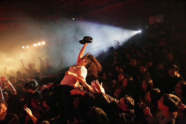Nữ sinh Hà thành “cháy” cuồng nhiệt với Rock kiến trúc - 5
Những cô gái cá tính hòa mình vào giai điệu rock sôi động