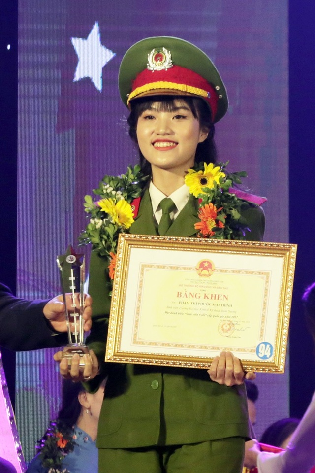 Gặp “bông hồng thép” trường Cảnh sát giành Sinh viên 5 tốt - 3
Đối với “bông hồng thép” của Học viện Cảnh sát Nhân dân, danh hiệu Sinh viên 5 tốt là một sự động viên lớn dành cho những nỗ lực không ngừng nghỉ của cô.