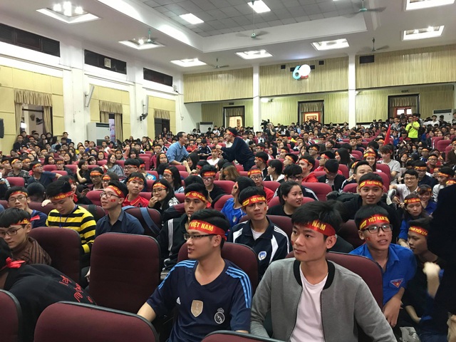 Nóng bừng hội trường, sinh viên nồng nhiệt cổ vũ đội bóng U23 Việt Nam - Qatar - 7 Nóng bừng hội trường, sinh viên nồng nhiệt cổ vũ đội bóng U23 Việt Nam - Qatar - 7