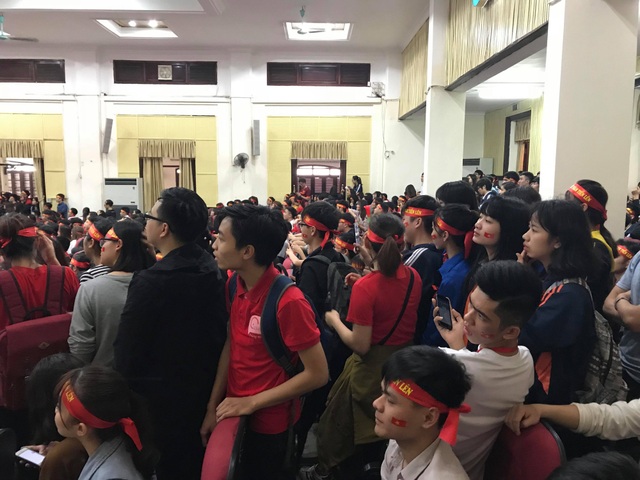 Nóng bừng hội trường, sinh viên nồng nhiệt cổ vũ đội bóng U23 Việt Nam - Qatar - 9 Nóng bừng hội trường, sinh viên nồng nhiệt cổ vũ đội bóng U23 Việt Nam - Qatar - 9