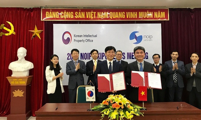 Đẩy nhanh quá trình thẩm định đơn sáng chế giữa Việt Nam - Hàn Quốc - 1
Ông Đinh Hữu Phí, Cục trưởng Cục SHTT và ông Sung Yunmo, Chủ tịch KIPO ký Kế hoạch hợp tác năm 2018 giữa hai Cơ quan.