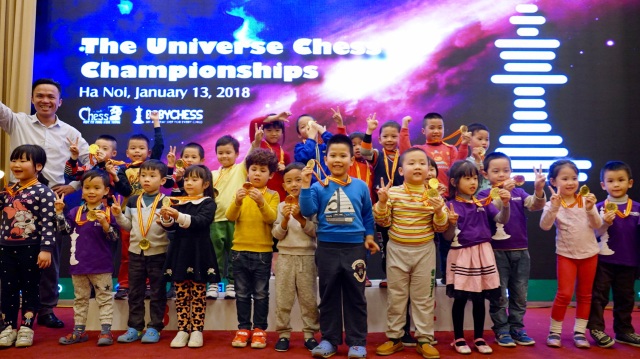 Gần 400 kỳ thủ nhí tham gia giải cờ vua nhanh 2018 - 3 Các kỳ thủ 5 tuổi đoạt giải