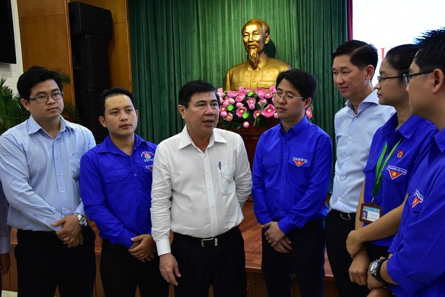 Vợ chồng công chức phải nhờ... mẹ nuôi - 1 Lãnh đạo UBND TPHCM trao đổi cùng cán bộ, công chức trẻ thành phố