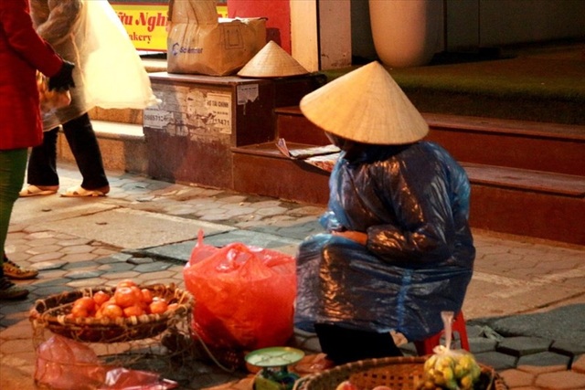 Mưu sinh trong giá rét - 1
Người lao động “oằn mình” làm việc trong cái lạnh 10 độ.