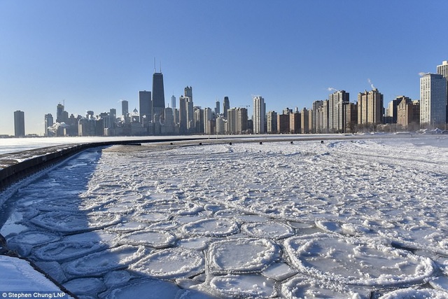 Nước Mỹ lạnh hơn cả sao Hỏa - 2
Hồ băng xuất hiện ở Chicago do thời tiết giá hieneh. (Ảnh: Instagram)