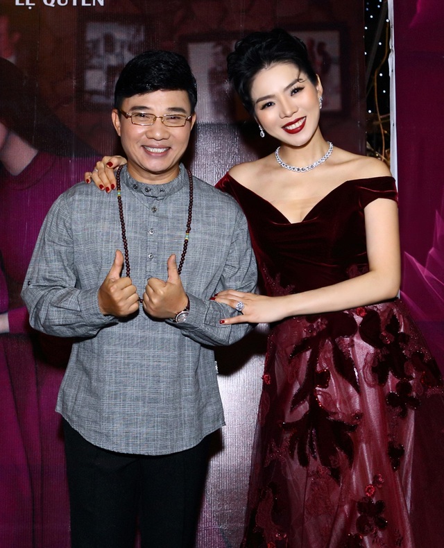 Lệ Quyên: “Ca sĩ trẻ không tài năng sẽ tự rút lui, không cần ai ném đá” - 3 Nam ca sĩ Quang Linh hiếm hoi xuất hiện trong các sự kiện cũng có mặt để chúc mừng Lệ Quyên.