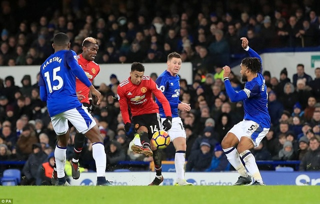 Everton 0-2 MU: Dấu ấn Martial, Lingard và Mourinho - 3
Lingard (giữa) tỏa sáng với một bàn thắng vào lưới Everton