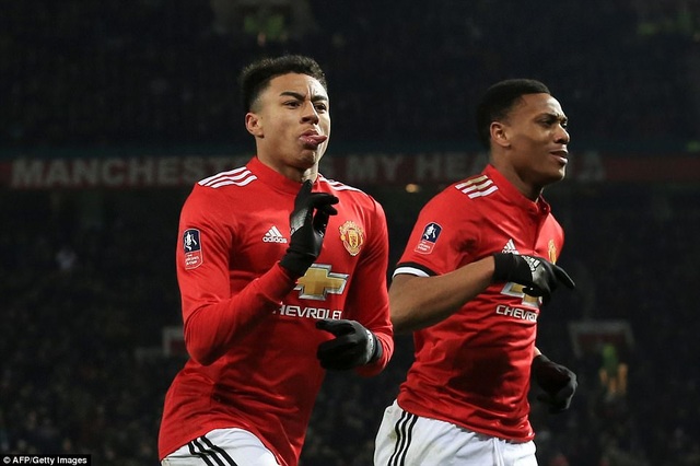 Lukaku trở lại, góp công giúp MU hạ gục Derby - 1
Lingard (trái) tiếp tục phong độ thăng hoa rực rỡ trong màu áo MU
