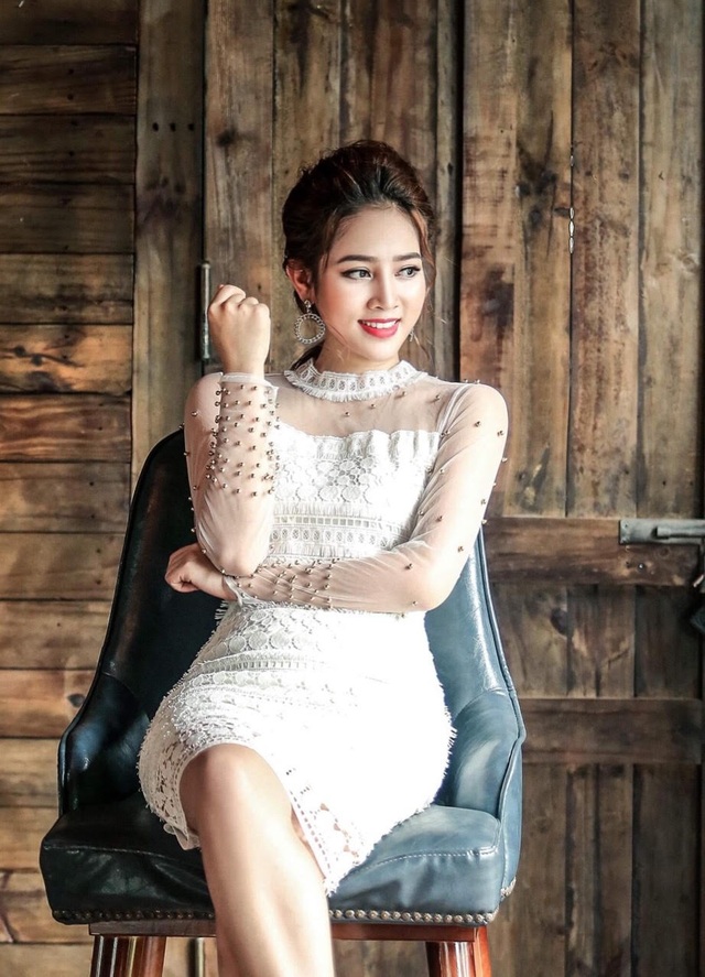 Kiều nữ “Đại gia chân đất” méo mặt đóng cảnh mát mẻ trong hài Tết - 6 Kiều nữ “Đại gia chân đất” méo mặt đóng cảnh mát mẻ trong hài Tết - 6
