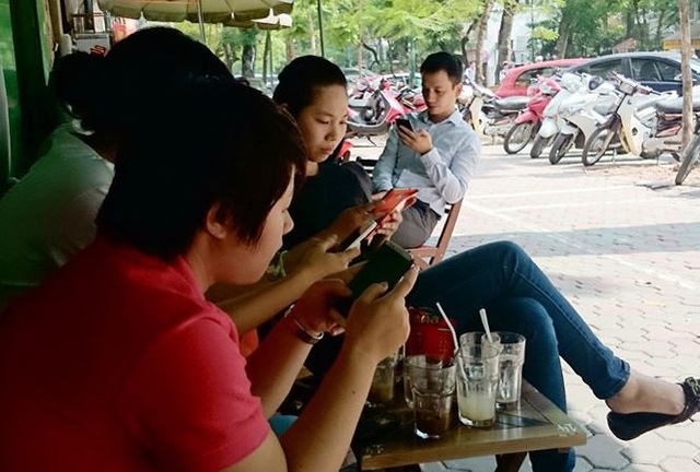 Bài cuối: Can thiệp bằng cách giảm dần sử dụng điện thoại - 1
Facebook có thể kết nối người ở xa, nhưng lại tạo khoảng cách người ở gần. Ảnh: Như Ý.