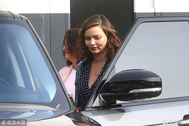 Miranda Kerr khoe bụng bầu quyến rũ tại lễ trao giải Quả cầu vàng 2018 - 10
Siêu mẫu 34 tuổi trang điểm nhẹ nhàng và chọn một chiếc đầm trẻ trung.
