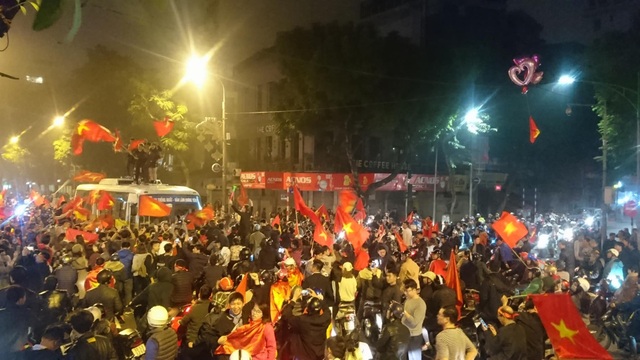 Khu vực Hồ Gươm "nghẹt thở" sau kỳ tích của U23 Việt Nam - 34 Khu vực Hồ Gươm "nghẹt thở" sau kỳ tích của U23 Việt Nam - 34