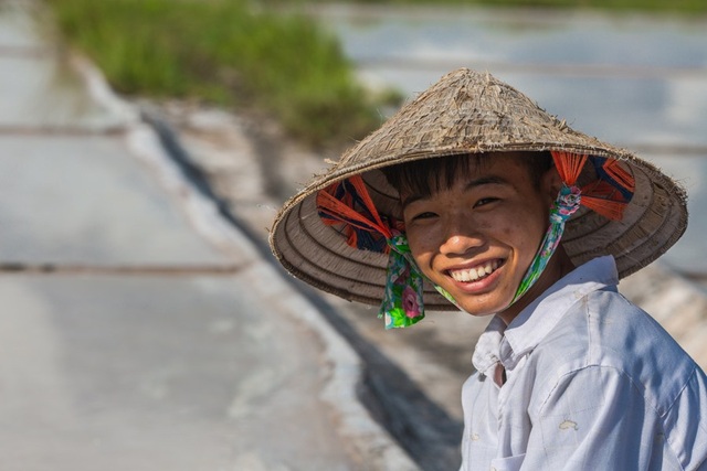 Diêm dân nhọc nhằn giữ nghề ở Hải Lý - 3
Một trong những diêm dân trẻ tuổi trên cánh đồng muối Hải Lý.