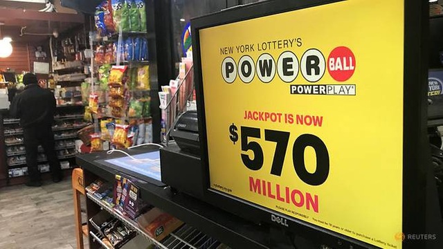 Vé số độc đắc 570 triệu USD của Mỹ đã có chủ - 1 Quảng cáo của Powerball xuất hiện tại một cửa hàng ở New York, Mỹ ngày 5/1 (Ảnh: Reuters)