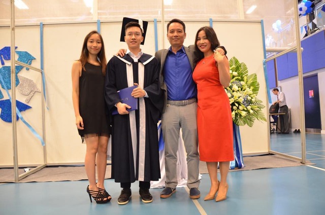 Gia đình diva Mỹ Linh trong ngày tốt nghiệp của con trai Anh Duy.