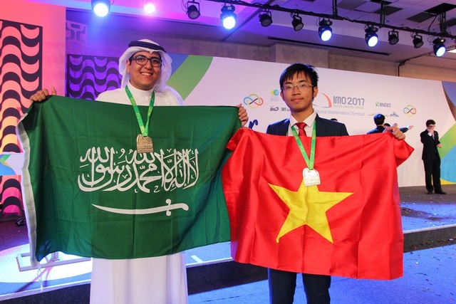 Chủ nhân HCB Olympic Toán quốc tế giành học bổng 6 tỷ đồng tới Mỹ - 1 Nam Khánh (phải) - chủ nhân HCB Olympic Toán quốc tế 2017 tại Brazil vừa giành học bổng 6 tỷ đồng của ĐH Chicago, Mỹ.