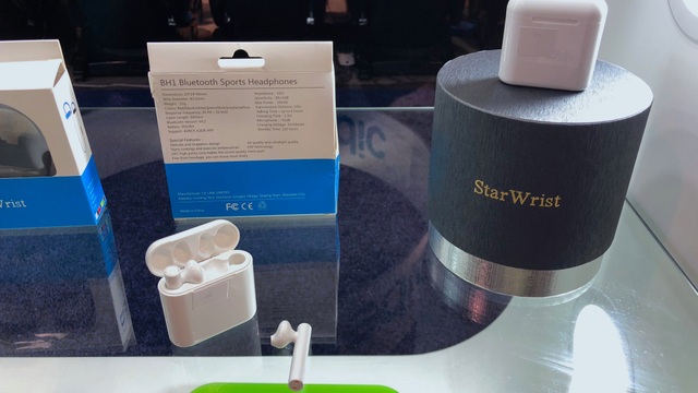 "Sân khấu phụ của Apple" tại CES 2018 khiến khách mời đi từ bất ngờ này sang bất ngờ khác - 4 Ngay đến tai nghe AirPods của Apple cũng có sản phẩm thay thế hoàn hảo.