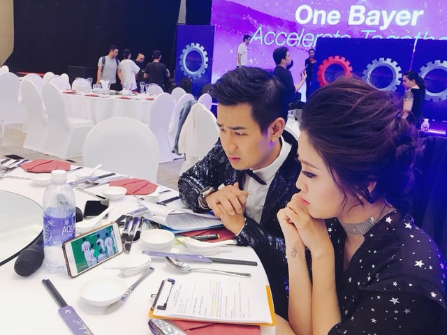 Nhiều nghệ sĩ khóc nức nở khi U23 Việt Nam giành chiến thắng - 1 MC Nguyên Khang và nữ đồng nghiệp xem bóng đá ngay tại bàn tiệc.