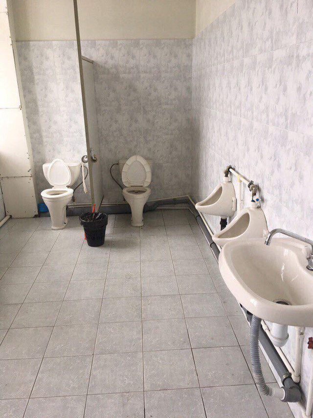 Nhà vệ sinh dát vàng ở đại học Nga gây xôn xao - 2
Khu nhà vệ sinh dành cho học viên (Ảnh: Facebook)