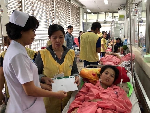 Bệnh viện Chợ Rẫy tiếp nhận điều trị cho cô gái có vết thủng ở bụng - 1 Đại diện Bệnh viện Chợ Rẫy trao tiền bạn đọc Dân trí hỗ trợ em Kiều Diễm