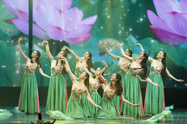 “Người đàn bà hát” Thanh Lam "khắc khoải", dịu dàng với nhạc Trịnh - 6 Nhóm múa nhà hát Âu Cơ. Sống là cho đi... Hãy để những phút giây hội ngộ trở nên ý nghĩa hơn bằng những hành động sẻ chia và bao dung” là thông điệp mà các nghệ sĩ mang đến.