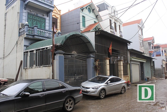 Nơi xảy ra vụ nổ kinh hoàng: Làm giàu nhờ tên lửa, đầu đạn, xe tăng cũ - 1
Nhà lầu, xe hơi ở thôn phế liệu Quan Độ.