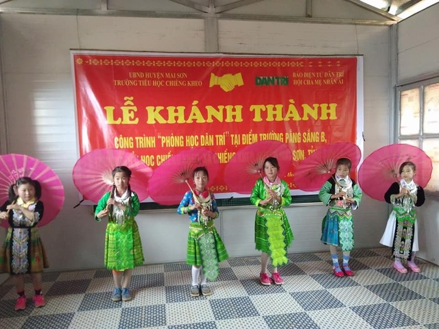 Khánh thành công trình phòng học Dân trí thứ 15 tại Chiềng Kheo - 11
Các em học sinh vui tươi múa hát trong ngày khánh thành phòng học