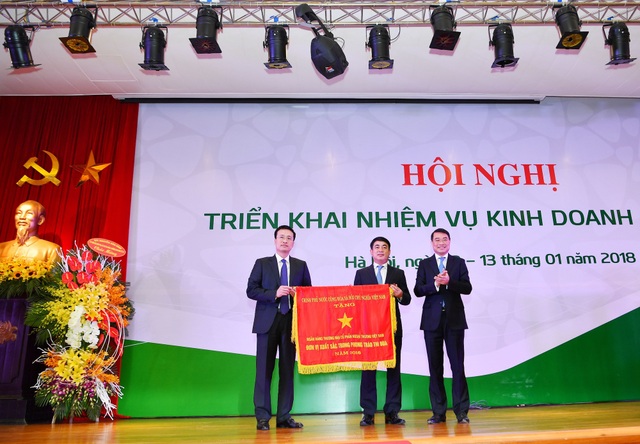 Vietcombank lãi hơn 11.000 tỷ đồng, trình đề án tái cơ cấu Ngân hàng Xây dựng - 1
Lãnh đạo Vietcombank nhận Cờ Thi đua đơn vị xuất sắc năm 2016