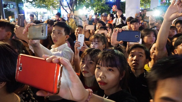 Người dân mãn nhãn với bữa tiệc pháo hoa chào đón năm mới 2018 - 5 Người dân mãn nhãn với bữa tiệc pháo hoa chào đón năm mới 2018 - 5