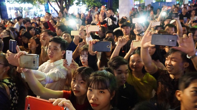 Người dân mãn nhãn với bữa tiệc pháo hoa chào đón năm mới 2018 - 7 Người dân mãn nhãn với bữa tiệc pháo hoa chào đón năm mới 2018 - 7