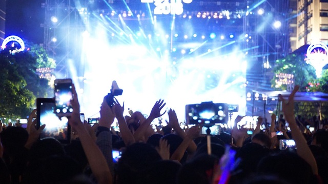 Người dân mãn nhãn với bữa tiệc pháo hoa chào đón năm mới 2018 - 9 Người dân mãn nhãn với bữa tiệc pháo hoa chào đón năm mới 2018 - 9