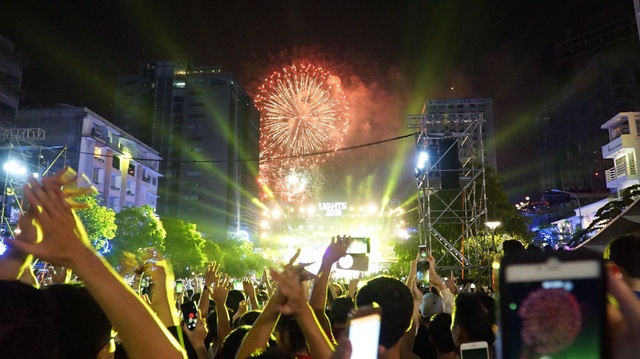 Người dân mãn nhãn với bữa tiệc pháo hoa chào đón năm mới 2018 - 11 Người dân mãn nhãn với bữa tiệc pháo hoa chào đón năm mới 2018 - 11