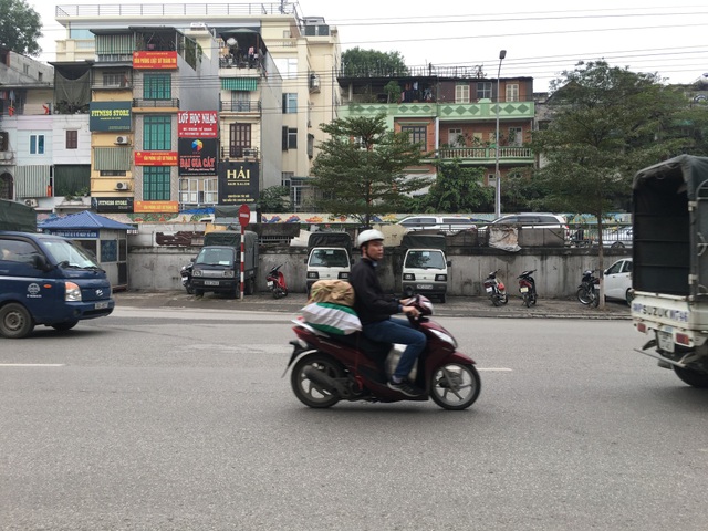 Hàng loạt điểm trông giữ xe vắng hoe vì phí gửi ô tô tăng gấp gần 3 lần - 1 Một số điểm trông xe khá vắng khách