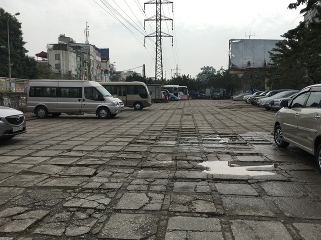 Hàng loạt điểm trông giữ xe vắng hoe vì phí gửi ô tô tăng gấp gần 3 lần - 2 Bãi gửi xe gần bờ hồ vắng hoe