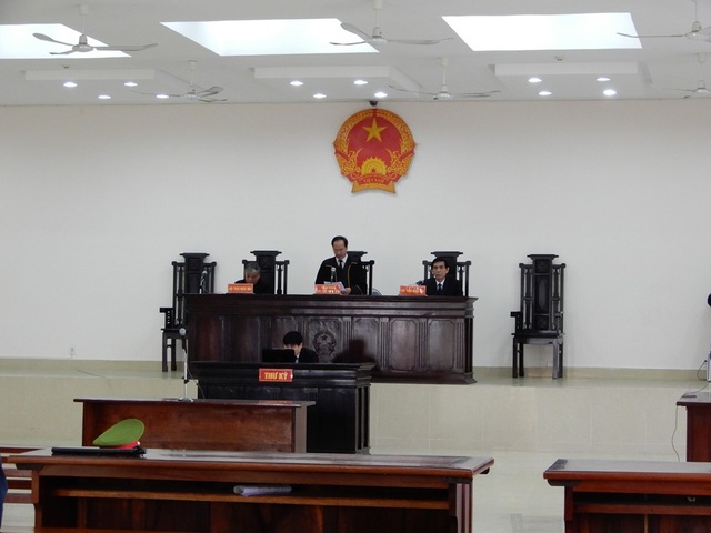 Hoãn xét xử bị cáo nhắn tin đe đọa Chủ tịch Đà Nẵng - 1 Hội đồng xét xử quyết định hoãn phiên tòa vì bị cáo Đào Tấn Cường và một số người có nghĩa vụ liên quan vắng mặt
