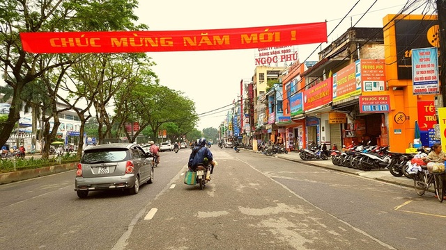 Nhịp sống yên bình ngày đầu năm mới - 8
Đường phố Trần Hưng Đạo ở bờ bắc sông Hương thường ngày đông đúc người qua lại, vào sáng 1/1/2018 vắng vẻ và bình yên