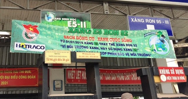 Lo ngại khi nhiều loại xe không phù hợp với xăng E5 - 1 Các băng rôn tuyên truyền dùng xăng E5 được nhiều cây xăng treo lên các trụ bơm.