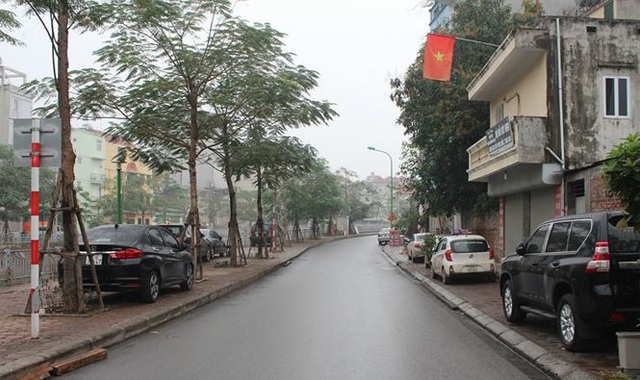 Mỗi ngày mất 300 nghìn gửi xe, nhiều người bỏ cuộc chơi xế hộp - 1
Từ 1/1/2018, thành phố Hà Nội đã áp dụng phí gửi xe. Với cách tính phí theo giờ, mức phí mới tăng nhiều lần so với mức phí cũ. Tính ra để gửi ô tô khi đi làm, một người mất khoảng 300.000 đồng/ngày, gấp gần 3 lần so với mức phí cũ. Trong ảnh: Phí gửi xe cao, nhiều người chọn biện pháp đỗ xe trên vỉa hè.