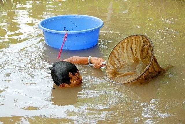 Những người theo nghề “đãi bùn ra tiền” - 1 Nghề đặc biệt đãi bùn ra tiền